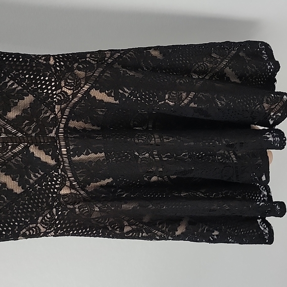 City Triangles - Medium Black lace Dress - Picture 5 of 12